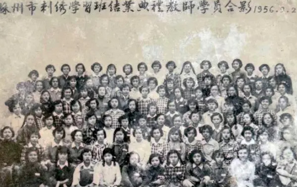 photo of silk embroidery artists in Suzhou