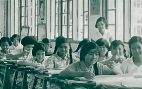 students learning suzhou silk embroidery